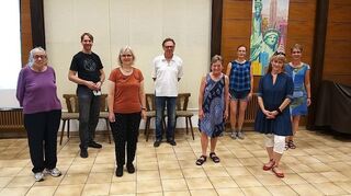 Auf dem Bild ist der neue Vorstand zu sehen (von links):Barbara Pawletta (Beisitzerin), Michael Haug (Kassenwart), Karin Gröger
(Schriftführerin), Hans Peter Scheffer (1. Vorsitzender), Gudrun Martin
(2. Vorsitzende), Katja Markmann-Schmitz (Besitzerin), Britta Bock
(Besitzerin) und Karin Großkinsky (Beisitzerin)