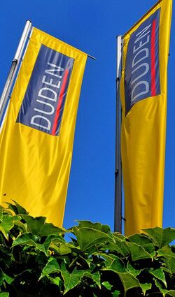 <p>Die Duden-Fahnen dürften zwar weiter in Mannheim wehen, der Standort soll aber deutlich schrumpfen.</p>