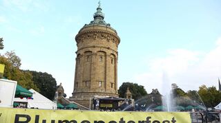 Das Transparent bleibt eingerollt: Das Blumepeterfest des Feuerio zugunsten der „MM“-Aktion“Wir wollen helfen“ am Wasserturm fällt aus.