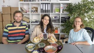 Bringen die Gemüsecremes wie „Baba Ghanoush“ in den Handel (v.l.): Martin Sluk, „MaraM“-Chefin Nagham Alshaar und Produktentwicklerin Cornelia Sorgatz mit den drei Sorten Aubergine, Paprika und Zucchini.
