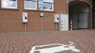 Eine Ladesäule für E-Autos vor dem Ilvesheimer Rathaus.