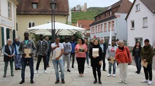 Mit berechtigtem Stolz präsentieren die ehemaligen Flüchtlinge ihre Urkunden – gemeinsam mit ihren ehrenamtlichen Helfern aus Schriesheim.