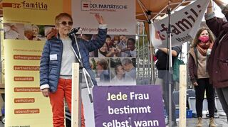 Lisa Kern von pro familia informiert auf dem Marktplatz bei einer Kundgebung zum „Safe Abortion Day“ über Schwangerschaftsabbrüche.