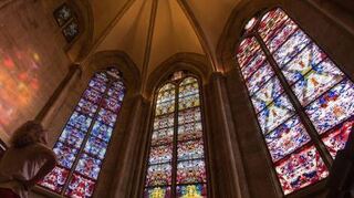 Blick auf die von Gerhard Richter gestalteten Kirchenfenster.