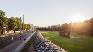 Die Sonne geht über der Gedenkstätte Berliner Mauer, dem früheren Todesstreifen an der Bernauer Straße, auf. Die Grenze in den Köpfen ist für viele Deutsche auch nach 30 Jahren noch nicht überwunden.