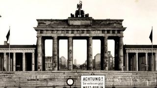 1961: Mauer und Todesstreifen verlaufen direkt vor dem Tor.
