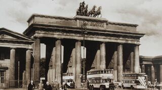 1928: Im Zentrum pulsierenden Verkehrs der „Goldenen Zwanziger“.