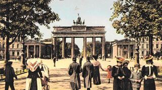 Das Brandenburger Tor in Berlin Anfang des 20. Jahrhunderts – für die Welt Symbol des preußischen Obrigkeitsstaates und für den Expansionsdrang des Kaiserreiches. Für die Menschen einfach ein Ort zum Flanieren.