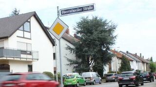 An dieser Stelle in der Offenburger Straße endet der Radweg (rote Steine) plötzlich.