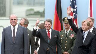 Bundeskanzler Helmut Kohl (von links, erste Reihe), US-Präsident Ronald Reagan und Eberhard Diepgen 1987 vor dem Brandenburger Tor.