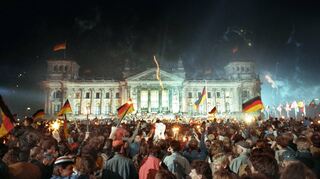 Rührung und Begeisterung: Millionen Menschen feierten von 30 Jahren in der Nacht zum 3. Oktober die Wiedervereinigung vor dem Reichstag in Berlin.
