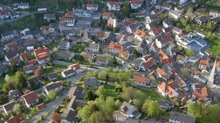Altenbach zu Beginn der 2000er Jahre. Damals gab es zumindest noch einige Geschäfte zur Lebensmittelversorgung – heute kein einziges mehr.