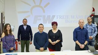 Walter Öhlenschläger (2.v.l.) leitete die Gründungsversammlung der Freien Wähler Bürstadt. Zum Vorsitzenden wurde Torsten Pfeil (2.v.r.) gewählt.
