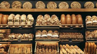 Große Auswahl in der Auslage: Von Farbe und Form sollte man sich bei der Entscheidung aber nicht täuschen lassen – beim Brot zählt der Inhalt.