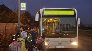 In Zeiten vor Corona durften die Kinder noch dichtgedrängt an Lampertheimer Haltestellen auf den einfahrenden Bus warten. Heute wissen die Schüler, dass sie Abstand halten müssen.