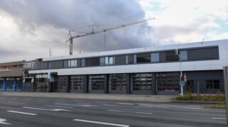Seit über drei Jahren im Bau: die Feuerwache Nord in Käfertal, hier der schon sanierte Teil an der Straße Auf dem Sand.
