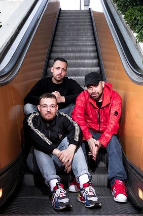 Die Corona-Krise hat die Rolltreppe nach oben für das Düsseldorfer Rap-Punk-Trio Antilopen Gang erstmal gestoppt. Danger Dan, unser Interviewpartner Koljah und Panik Panzer (von oben) machten aus der Not eine Tugend.