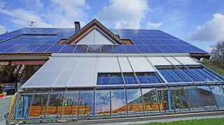 Maßgenau angefertigte Beschattungslösungen sorgen das ganze Jahr über für Wohlfühlklima im Wintergarten und reduzieren dessen Energiekosten.