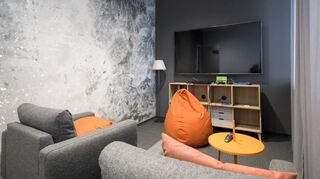 Pause wie im heimischen Wohnzimmer – mit Fernseher und Spielkonsolen.