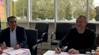 Mustafa Baklan, DTI-Vorstandsvorsitzender, und NTM-Schauspielintendant Christian Holtzhauer unterzeichnen den Kooperationsvertrag.