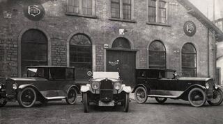 Die Fabrikhalle der Mannheimer Autofirma Heim mit dem „h“-Emblem an der Fassade, rechts der Heim-Stand auf der Berliner Automobilausstellung 1921. Von der Fabrik auf dem Lindenhof gibt es keine Bilder.