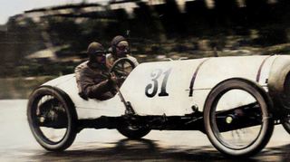 Der Heim-Rennwagen 8/60 vor vollen Tribünen in voller Fahrt in Monza 1922 und (rechts) Franz Heim am Steuer in der Benz-Ära.