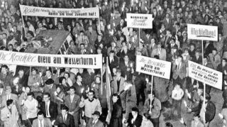 In der Stadtgeschichte einmalig: Mit einem Fackelzug motivieren Mannheimer am 11. Mai 1962 Hans Reschke für eine zweite Amtszeit zu kandidieren, statt nach Köln zu gehen.