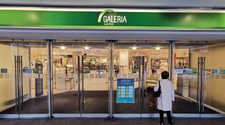 Eine Kundin steht am Freitagmorgen vor verschlossenen Türen vor Galeria Kaufhof in N 7: Seit Donnerstagabend ist die Filiale endgültig zu.