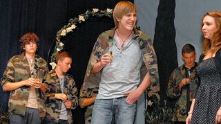 <p>Mit Adaptionen von Shakespeare begeisterte die junge Schauspieltruppe von St. Pius Neuostheim die Gäste.</p>