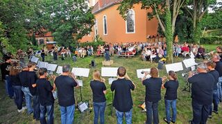 <p>Festliches und Fetziges spielte der Bläserkreis der Heidelberger Hochschule für Kirchenmusik beim Open-Air-Konzert neben Edingens evangelischer Kirche.</p>