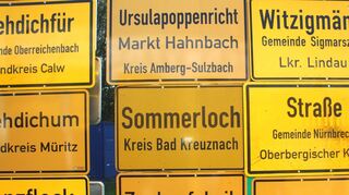 Mit Schildern aus aller Welt, aber auch lustigen Ortsnamen aus Deutschland lockt der Fernweh-Park die Besucher ins Fichtelgebirge.