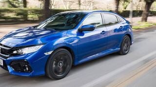 Gestreckte Karosse, schmal gezeichnete Scheinwerfer und abfallende Dachlinie: Der Honda Civic gibt sich dynamisch.