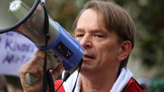 Rät sämtlichen Menschen vom Tragen einer Maske ab: Bodo Schiffmann, hier bei einem Auftritt in Mannheim.