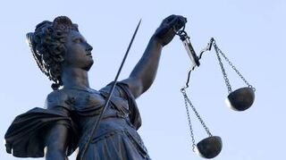 Weil er seinen fast acht Monate alten Sohn am 22. Mai geschlagen und so heftig geschüttelt haben soll, dass das Baby starb, muss sich der 40-jährige Vater vor dem Heidelberger Landgerichts verantworten.