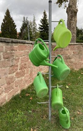 An Gießkannen herrscht auf dem Friedhof kein Mangel.