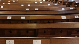 In der Christuskirche in der Oststadt zeigen Sitzplatzkarten an, wo beim Gottesdienst die Gläubigen mit Mindestabstand sitzen dürfen.