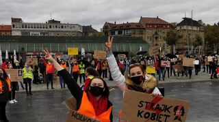 Polnische Frauen und Männer demonstrierten auf dem Alten Meßplatz gegen die Regierungspartei in ihrer Heimat.