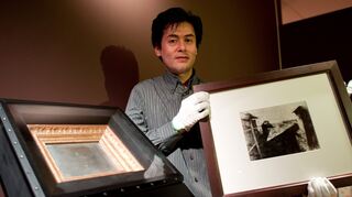 <p>Kurator Claude Wang Sui steht in Mannheim in den Reiss-Engelhorn-Museen neben der ältesten Fotografie der Welt (l) und hält eine Reproduktion des Fotos in den Händen. Das Lichtbild aus dem Jahr 1826 mit dem Namen "Blick aus dem Fenster in Le Gras" wurde in einem speziellen Konservierungssystem aus dem US-Bundesstaat Texas nach Mannheim transportiert und ist ab dem 9. September im Rahmen der Ausstellung "Die Geburtsstunde der Fotografie" zu sehen.</p>