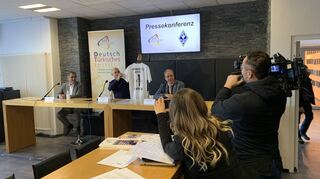 DTI-Chef Mustafa Baklan (v.l.), SVW-Geschäftsführer Markus Kompp und DTI-Vize Franz Egle vor Journalisten im VIP-Raum des Carl-Benz-Stadions.