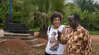 König Céphas Bansah aus Ludwigshafen mit seiner Tochter Katharina bei der Reise ins Heimatland Ghana, wo sie das Grab seiner Eltern besuchen.