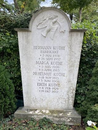 Grabmal für Fabrikant Hermann Köthe.