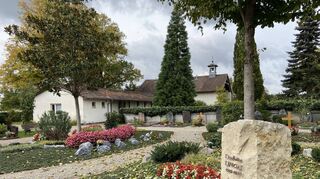 Die gärtnergepflegte Anlage auf dem Friedhof in Edingen ist gut in Schuss, die Aussegnungshalle von 1952 muss teilweise saniert werden.