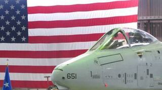 Soldaten vor einem Kampfjet auf dem US-Flugplatz in Spangdahlem.