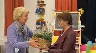 Schulleiterin Silvia Challal (l.) dankt der Vorsitzenden Cornelia Kern.