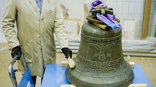 Eine sogenannte Hitlerglocke, die Essinger Glocke, wird im Sammlungszentrum des Historischen Museums der Pfalz mit einer Bürste gereinigt.