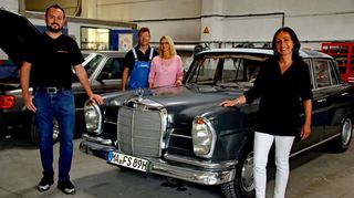 Arbeiten gemeinsam für Kinder (v.l.): Friseur Onur Ayaksiz, Markus und Stefanie Büttner aus Sandhofen und Beate Däuwel (Kinderhospiz Sterntaler).