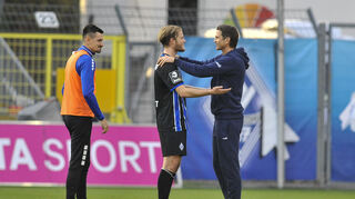 Trainer Patrick Glöckner wechselt nach dem Spiel ein paar Worte mit Kapitän Marcel Seegert.