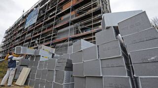 Zu einem energieeffizienten Gebäude gehört immer eine gedämmte Fassade, wie auf diesem Symbolbild.