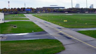 Leere Rollfelder ab 2030? Geht es nach der Initiative „Fridays for Future“ starten spätestens dann keine Personenflieger mehr am Mannheimer City Airport.