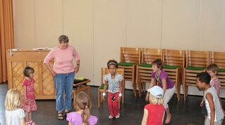 <p>Mit viel Leidenschaft und Freude gestaltet Claudia Schwabe das halbstündige Treffen des Kinderchors der Friedrichsfelder Johann-Calvin-Gemeinde. Es wird nicht nur gesungen, sondern auch getanzt, gespielt und getrommelt.</p>